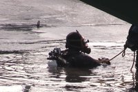 Policejní potápěči pročesávali dno Vltavy: Vylovili ukradený trezor, cennosti v něm ale chyběly