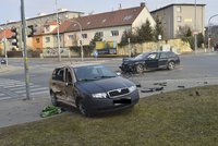Nehoda ve Strašnicích: Na křižovatce se srazila dvě auta, zranili se řidič a spolujezdec