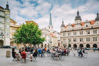 Poslední výzva: Praha hledá nová místa pro židle a stolky, uvítá i netradiční nápady