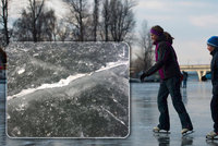 Mrazy lákají bruslaře i na nebezpečný led. Jak se neprobořit do ledové vody?