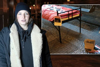 VIDEO: Na noc bezdomovkyní. Proč studentka Radka (20) spala v mrazech na zastávce?