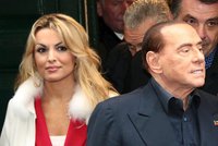 Berlusconi (81) řeší problém v rodině své snoubenky (32): Její otec podpořil konkurenci
