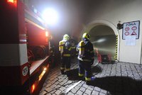 Požár v blízkosti Pražského hradu: Hasiči v noci zasahovali v podzemních garážích