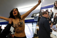 Nahý útok schytal po Zemanovi i Berlusconi: Sextremistka před ním vyskočila na stůl
