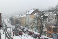 Sněhová nadílka komplikuje dopravu v Praze: Některé spoje neodjely, další mají zpoždění