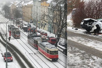 Sněhová nadílka komplikuje dopravu v Praze: Množí se nehody, spoje mají zpoždění