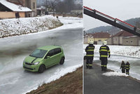 Kuriózní nehoda: Žena dostala smyk a »zaparkovala« auto na zamrzlé hladině