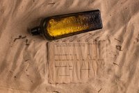 Moře vyplavilo letitý vzkaz. Rodina našla na pláži nejstarší dopis v lahvi