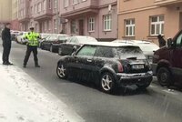 Podivná nehoda v Praze 6: Srazila se tři auta, jeden z řidičů zmizel neznámo kam