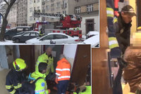 VIDEO: Záchrana vážně nemocné stařenky! Soused uslyšel zoufalé volání, hasiči do zamčeného bytu museli oknem