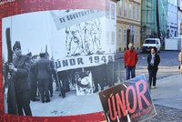 Reklamní sloupy plné komunistické propagandy v ulicích Prahy: Neobvyklá výstava připomíná únor 1948