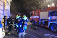 VIDEO: Pod Žofínem hořelo! V podzemí vzplála trafostanice, zakouřenou budovu museli hasiči odvětrat