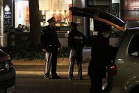 Útočník ve Vídni nožem těžce zranil otce, matku i dceru. Policii zatím uniká