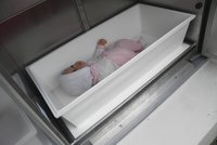 Mrtvého chlapce našli v kontejneru vedle babyboxu: Matku obvinila policii