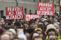 Protest v Praze: Stovky lidí demonstruují za nezávislé vyšetření Kuciakovy vraždy