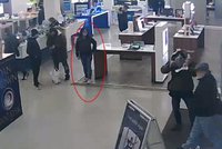 Policie hledá zlodějku peněženky. Drze postávala vedle muže, kterého právě okradla