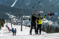 Krásné počasí přilákalo na hory tisíce lyžařů. V Krkonoších je až metr sněhu