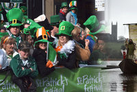 Příjezd svatého Patrika do Irska zahájil „zelené“ oslavy. Čekají i Prahu