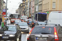 Dopravní peklo na Žižkově: Tramvaje měly zpoždění i 45 minut! Policie bude auta odtahovat, změní se značení