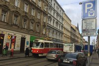 Nervózní lidé a silnice plné troubících aut: Ranní cesta ze Žižkova do centra trvala 40 minut