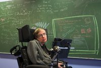 Kolečkové křeslo fyzika Stephena Hawkinga se vydražilo za 8,8 milionu korun