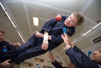 Celý vesmír pláče ze smrti Hawkinga: Leť dál lehce jako superman, vzkázala NASA