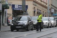 Dopravní kolaps v centru Prahy: Lidé míří na svátky z města, silný provoz blokuje tramvaje