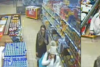 VIDEO: Muž postříkal oběť slzným plynem a ukradl jí kabelku! Její kartou pak platily dvě ženy s dítětem