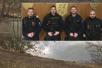 Drama v Teplicích: Policisté zachránili topícího se muže z ledového rybníka, sami se vykoupali