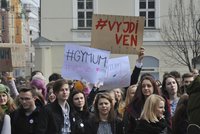 Tisíce studentů vyšlo do ulic. V Praze míří na Hrad, jde jim o ústavní hodnoty