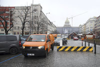 Praha zabezpečuje velikonoční trhy: Na Václaváku vyrostly betonové zábrany proti teroristům