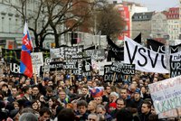 V Bratislavě protestuje 50 tisíc lidí proti vládě. Tisíce jsou v dalších městech