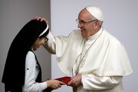 Papež poučil jeptišky o Facebooku a spol. Varoval je před plýtváním časem