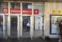 Výluka na „céčku“: Metro nepojede mezi stanicemi Pražského povstání a Kačerov, budou se měnit pražce