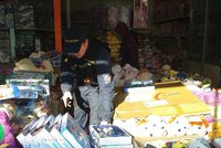 Policie a inspekce vtrhly na tržnici v Hatích. Zabavují padělky oblečení i kabelek