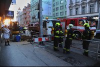 Hasiči evakuovali supermarket v Praze 2 kvůli úniku plynu: Vinohradskou nejezdily tramvaje