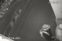 Policie pátrá po pachateli: Mladík přepadl v Praze 4 seniora a sebral mu peněženku