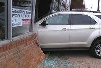 To se nepovedlo: Teenagerka najela při řidičských zkouškách do budovy autoškoly