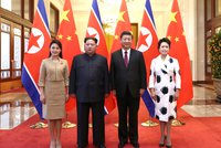 Diktátor Kim vyjel na vůbec první zahraniční cestu. Do Číny vzal i první dámu