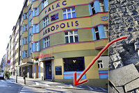 Díry a poničené kostky: Praha 3 má místo chodníků tankodrom, opravit se mohou až v teplejším počasí