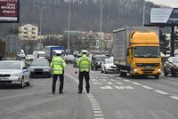 VIDEO: Velikonoční shon na silnicích začal! Policisté kontrolují řidiče, nad Prahou létal i vrtulník