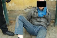 Agresivní opilec v Plzni útočil na strážníky! Potom se vrhl pod auto