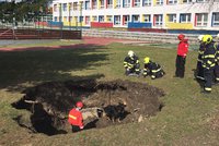 Na Černém Mostě se propadla půda v areálu školy. Místo prohledal psovod, o protiatomový kryt se nejednalo