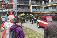 Evakuace obytného domu ve Stodůlkách: V jednom z bytů hořela kuchyň