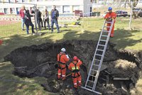 Záhadný kráter na školní zahradě: Praha 14 místo zabezpečí a zasype