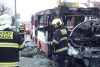V Kyjích shořel autobus MHD! Cestovalo v něm šest lidí, ven se dostali včas