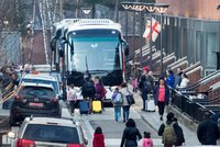 Američané v Moskvě sbalili kufry. Diplomaté s rodinami odjeli třemi autobusy