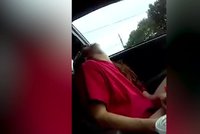 Mami, žiješ? Šokující video natočila dcerka zfetované ženy kolabující za volantem
