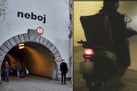 VIDEO: Chodci v ohrožení! Žižkovským tunelem pro pěší se prohánějí skútry, povolení nemají