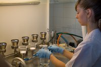 Nechte si o víkendu otestovat vodu: PVK nabízí lidem bezplatný rozbor v laboratoři